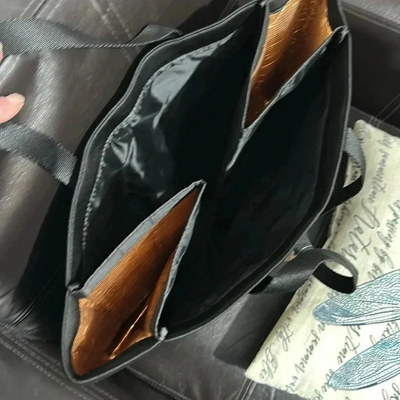 NWT Victoria’s Secret insulated tote bag. - Picture 4 of 5